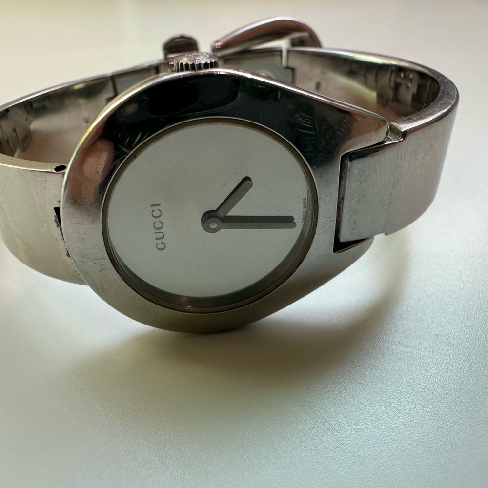 💎 Authentic Gucci Vintage 6700L 26mm Watch